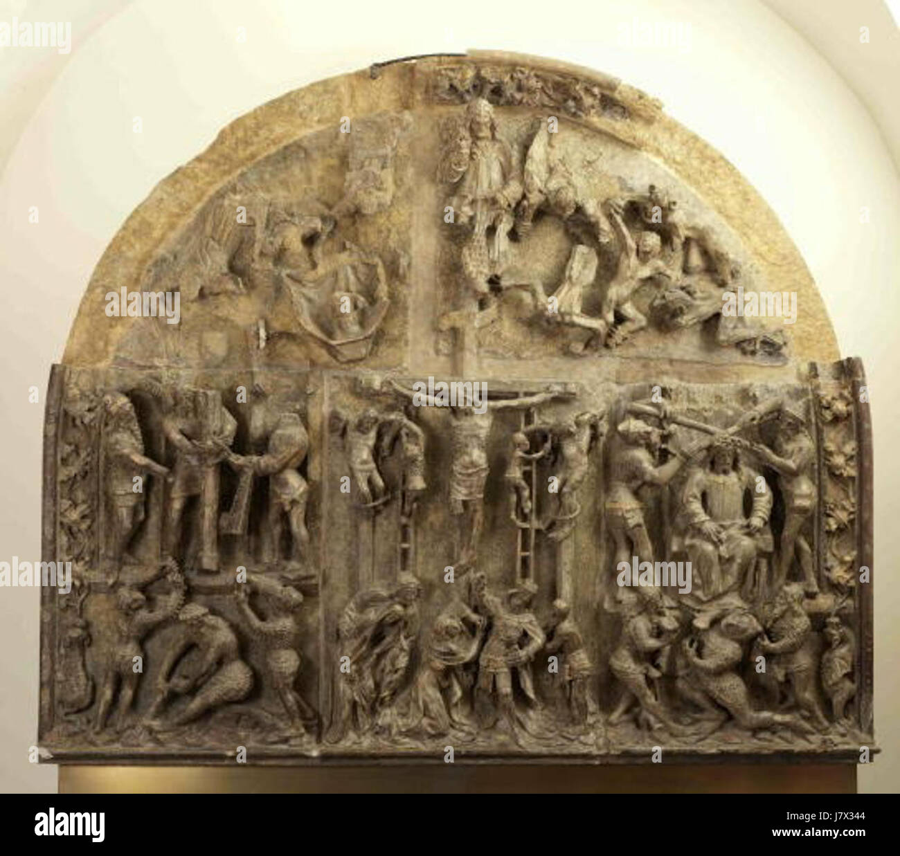 Cette œuvre anonyme représente le Père avec le Saint-esprit représenté comme une colombe, capturant des thèmes religieux à travers une iconographie chrétienne traditionnelle. Banque D'Images