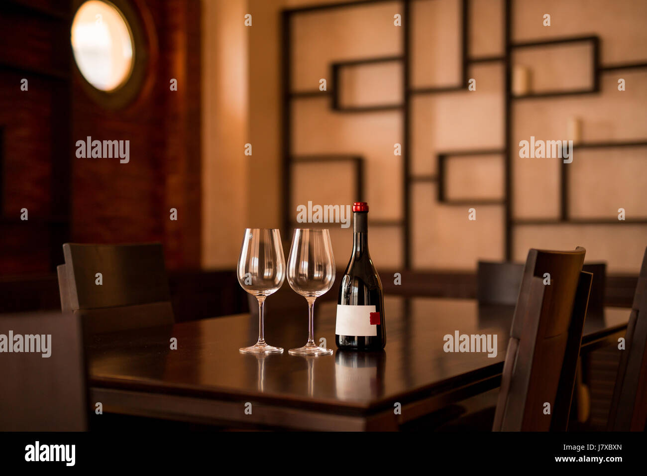 Bouteille de vin et deux verres sur la table Banque D'Images