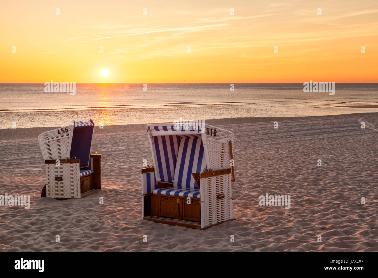 Chaises de plage à plage de la mer du Nord de Hörnum, Sylt, dans coucher du soleil Banque D'Images