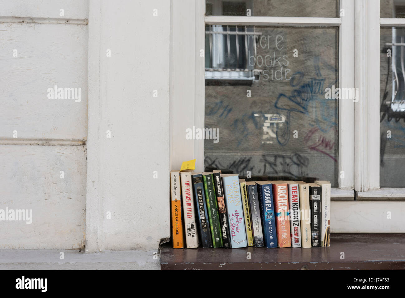 Certains vieux livres sur la fenêtre Banque D'Images