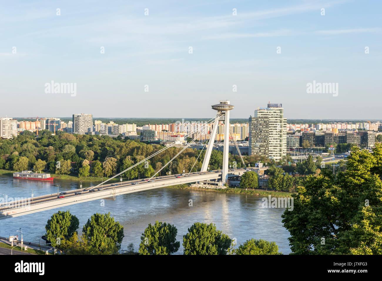 Le nouveau pont avec l'OVNI tower sur Danube à Bratislava Banque D'Images