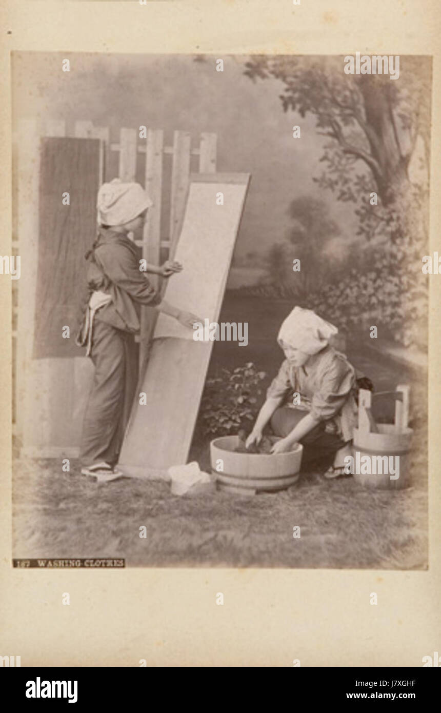 Adolfo Farsari lave des vêtements Banque D'Images