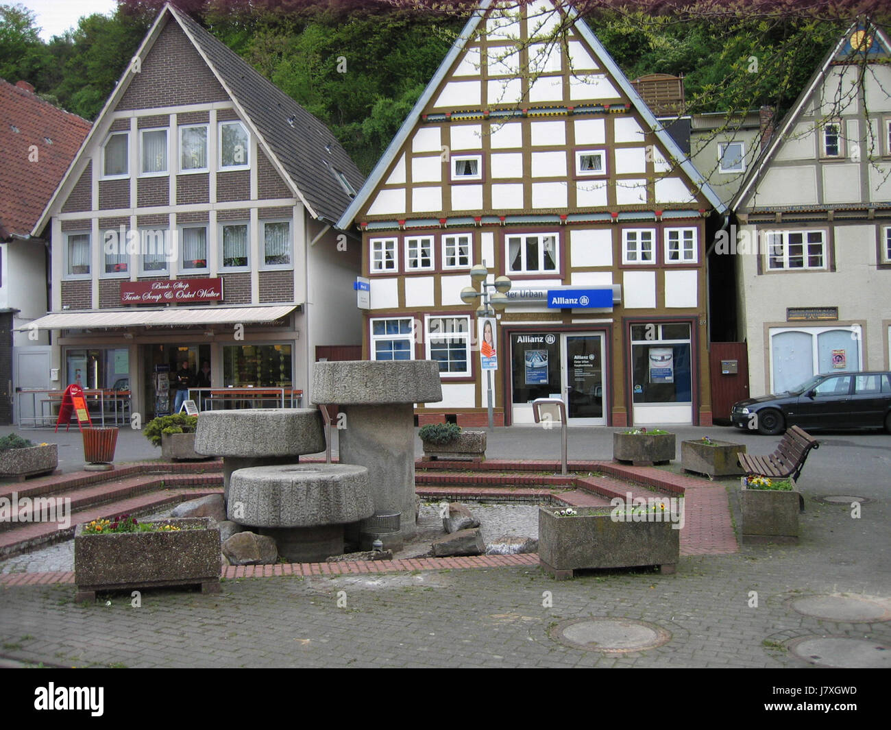L'image du 2010-05-11 à Vlotho capture un moment précis dans la ville allemande, documentant soit un événement important, soit la vie quotidienne routinière dans la région. Banque D'Images