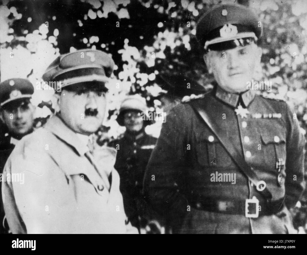 Le chancelier Adolf Hitler est accompagné du général Werner von Bromberg, ministre de la Défense, 3 août 1934. Ce n'est que la veille, le président allemand, Paul von Hindenburg, était mort. Le 3 août, avec le soutien de l'armée, Hitler est devenu président. Lors de cette cérémonie photographiée, le général von Bromberg a promis à l'armée de s'engager à Hitler et à von Bomberg [selon la légende de cette photo], "A Ordonné à chaque soldat de s'engager dans sa loyauté et sa vie à Hitler. Pour voir mes autres images millésimes WW II, recherchez: Prestor millésime WW II Banque D'Images