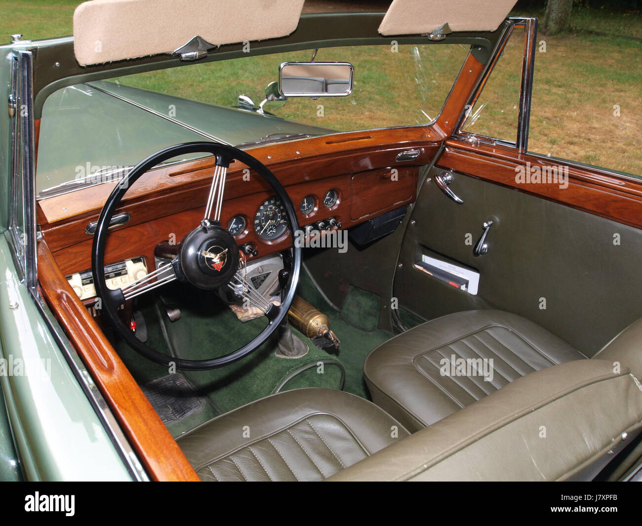 L'Alvis TA 21 DHC 1953 est une voiture de sport britannique classique connue pour son design élégant et ses hautes performances. La version DHC (Drop Head Coupe) dispose d'un toit décapotable, ajoutant à son attrait parmi les collectionneurs et les amateurs de voitures anciennes. Banque D'Images