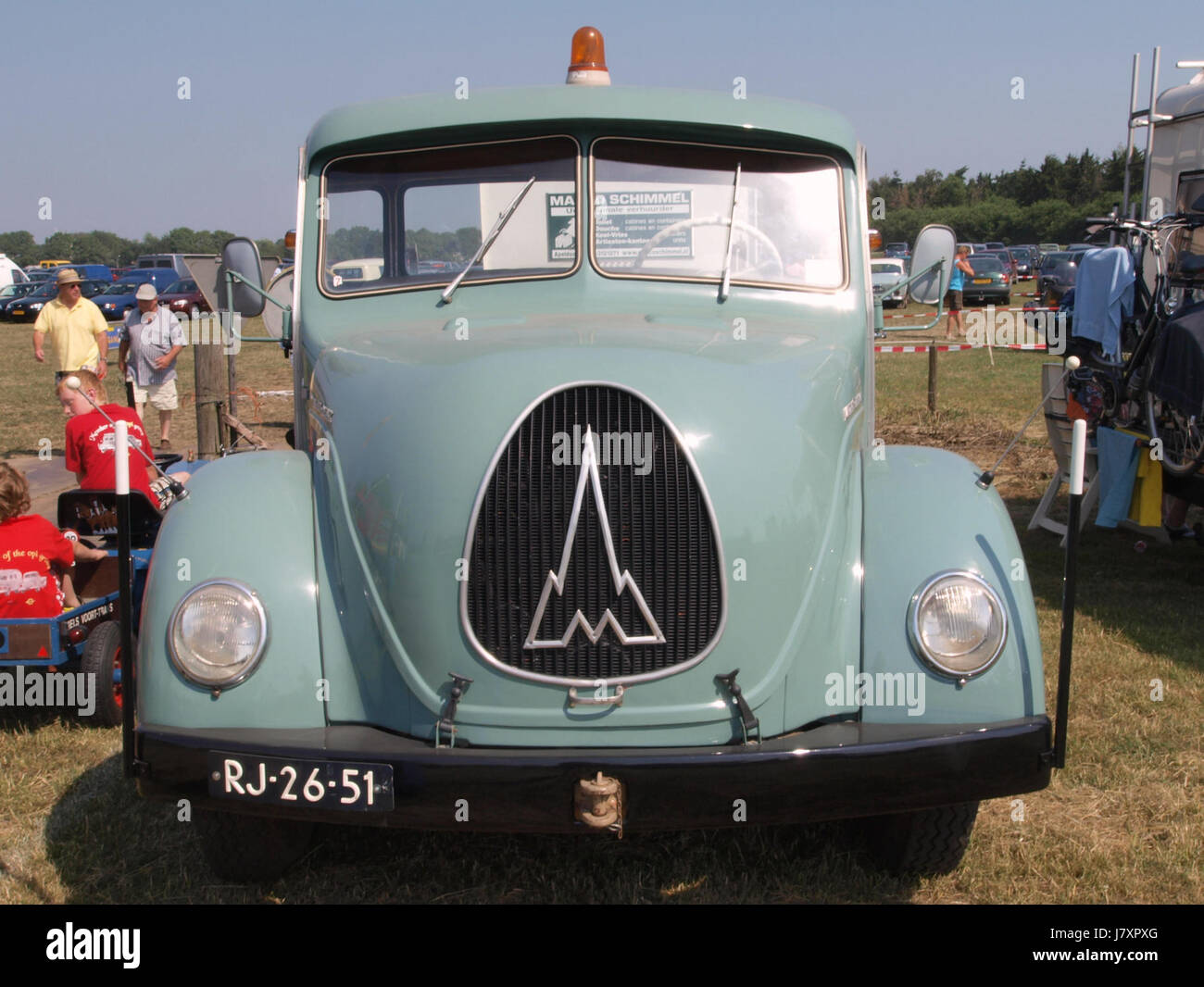 Le Magirus Deutz SH 3504 1957 est un camion de pompiers allemand classique, connu pour son moteur puissant et sa conception robuste. Ce modèle était un élément clé des services d'incendie en Europe au milieu du XXe siècle. Banque D'Images
