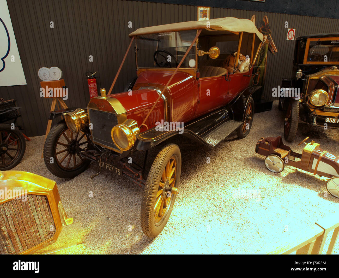 La Ford T 1913, également connue sous le nom de Model T, est un véhicule révolutionnaire qui a changé l'histoire de l'automobile en introduisant des voitures abordables pour les masses. Il a joué un rôle important dans la mise à la disposition du grand public des voitures. Banque D'Images La Ford T 1913, également connue sous le nom de Model T, est un véhicule révolutionnaire qui a changé l'histoire de l'automobile en introduisant des voitures abordables pour les masses. Il a joué un rôle important dans la mise à la disposition du grand public des voitures. Banque D'Images
