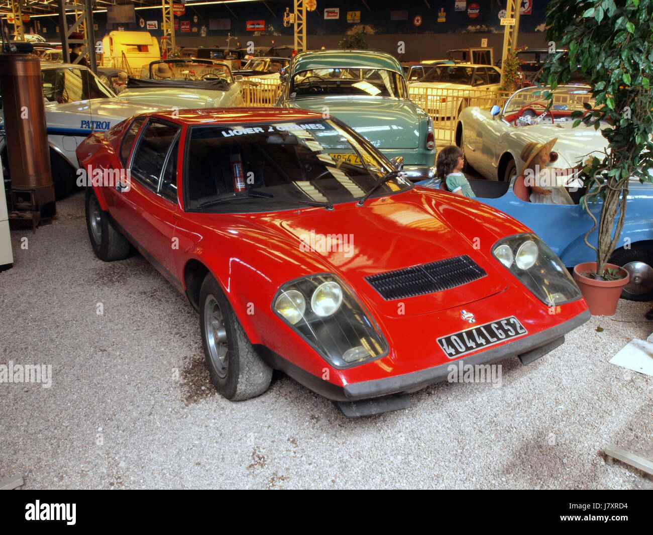 La Ligier JS2 1974 est une voiture de sport française conçue pour les courses d'endurance. Connue pour sa carrosserie aérodynamique distinctive, la JS2 a connu un succès notable dans le sport automobile, en particulier dans des événements comme les 24 heures du Mans. Banque D'Images