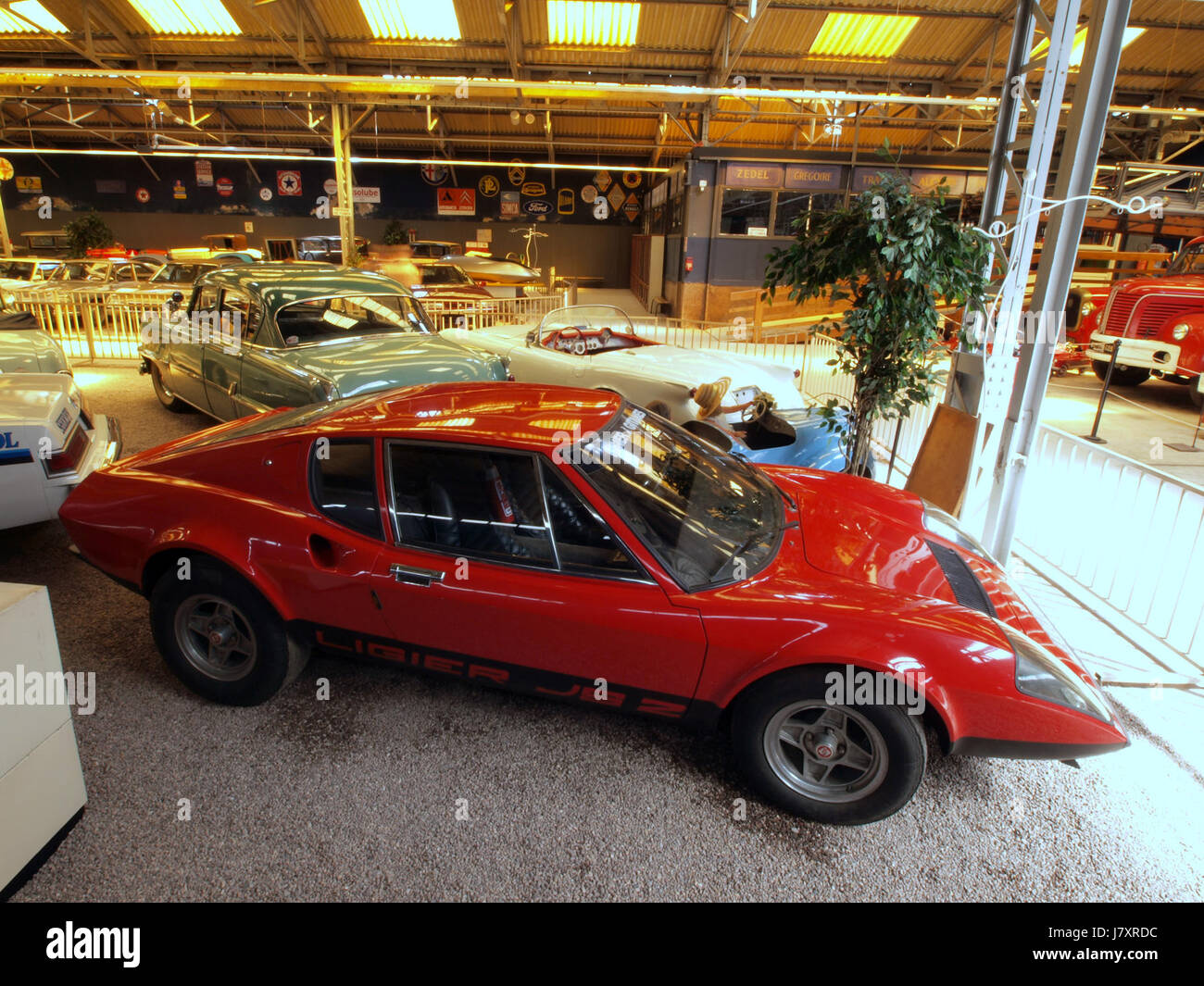 La Ligier JS2 1974 était une voiture de sport française, conçue par Guy Ligier et connue pour ses performances dans le sport automobile, en particulier les 24 heures du Mans. La voiture dispose d'un moteur V6 et était célèbre pour son design frappant et l'innovation dans le monde de la course dans les années 1970 Banque D'Images