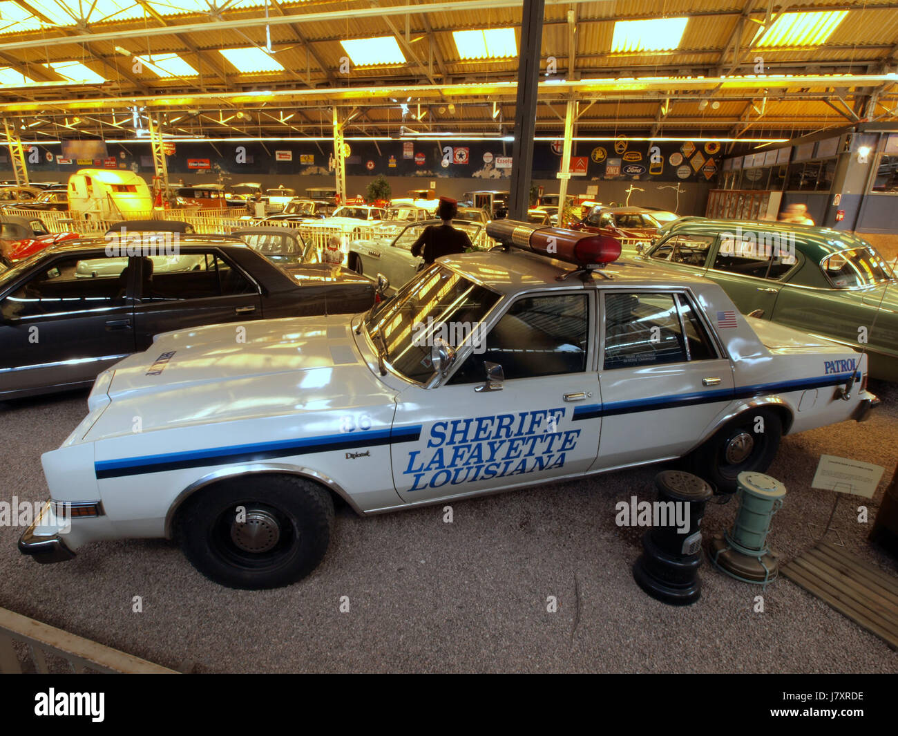 Cette image montre un Dodge Diplomat de 1981, un véhicule de police utilisé par le département du shérif à Lafayette, en Louisiane. La voiture fait partie du dossier historique des véhicules d'application de la loi de cette époque. Banque D'Images