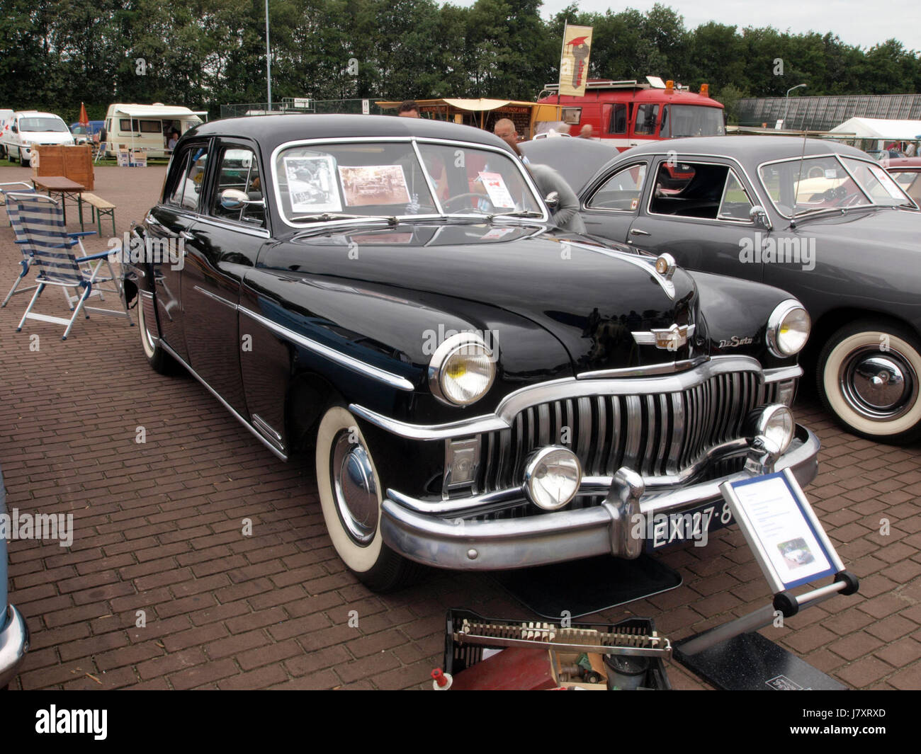 La 1951 de Soto Custom est une voiture américaine classique, connue pour son design élégant et ses performances puissantes. Ce modèle spécifique, portant le numéro de licence néerlandais EX 27 87 p1, est un exemple rare de savoir-faire automobile du milieu du siècle. Banque D'Images