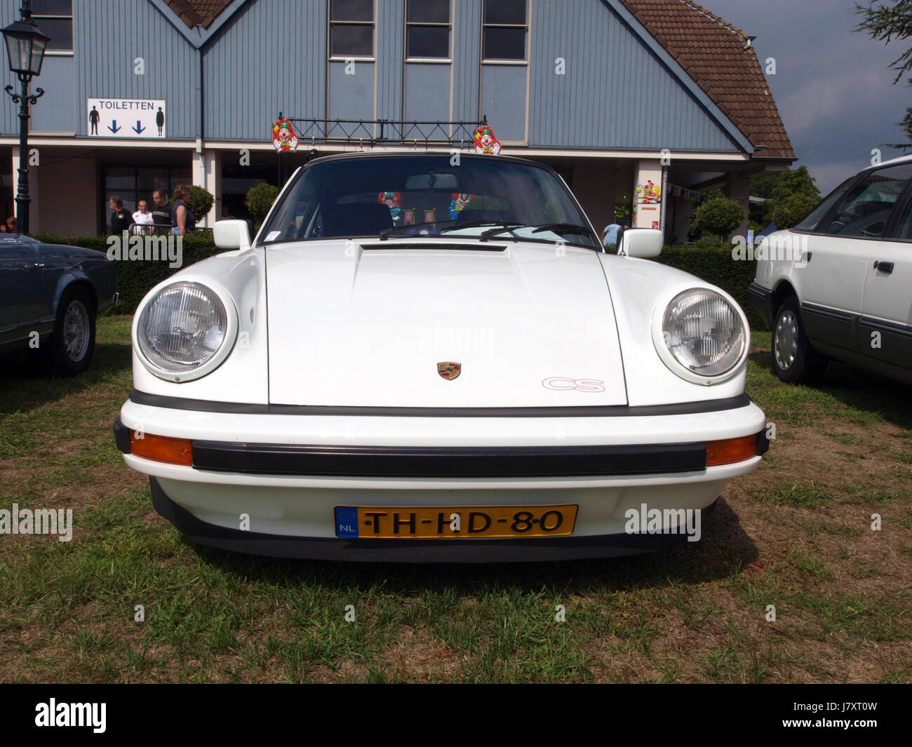 Cette image montre une Porsche 911 SL 1981, une voiture de sport de luxe réputée pour ses performances et son design. Immatriculée aux pays-Bas avec la plaque d’immatriculation TH HD 80, la 911 SL était un modèle très recherché par les amateurs de voitures et les collectionneurs, mettant en valeur l’excellence technique de Porsche. Banque D'Images