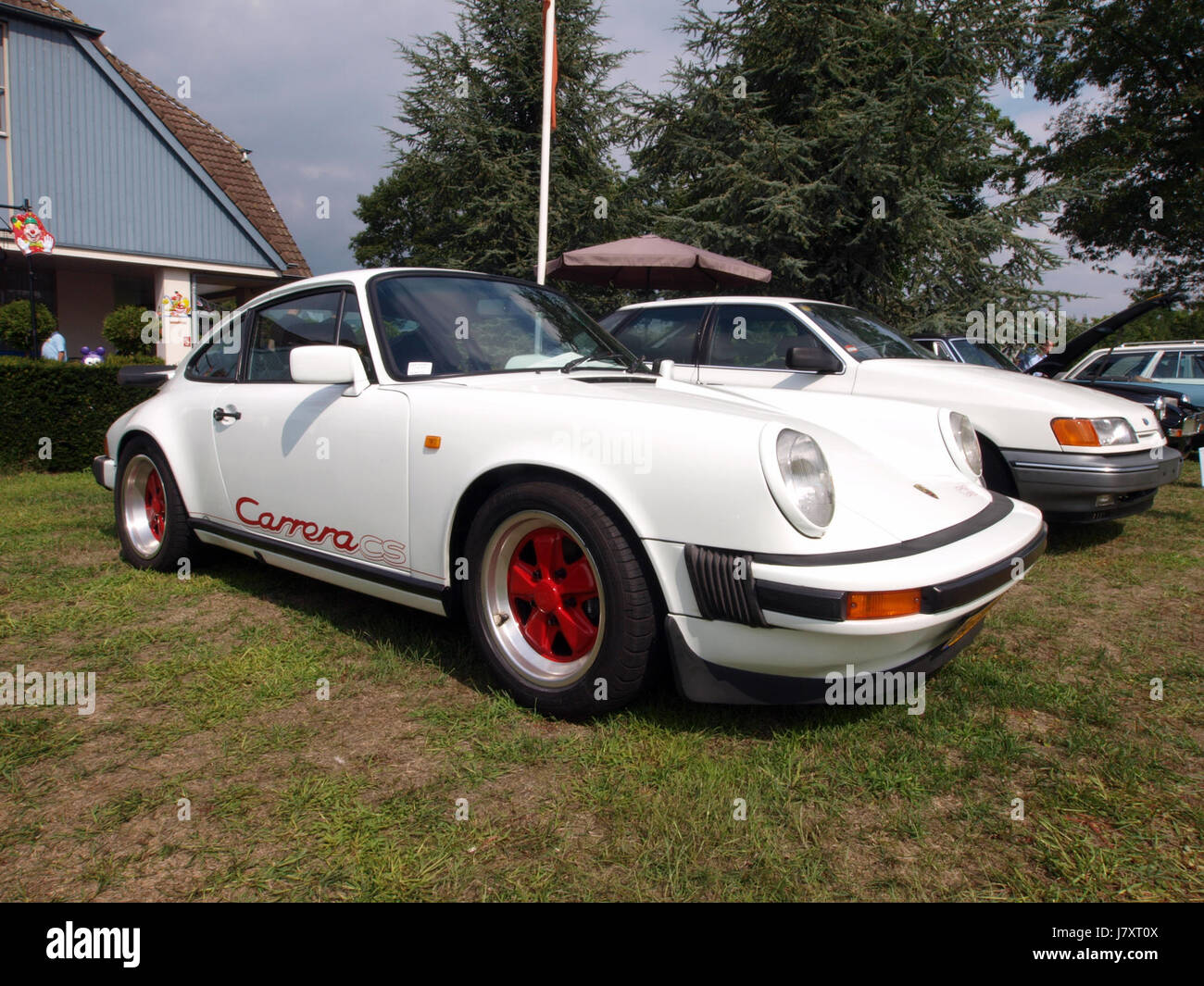Une Porsche 911 SL de 1981, immatriculée aux pays-Bas TH HD 80, représentant un modèle de voiture de sport classique connu pour ses performances, son ingénierie et son design emblématique. Banque D'Images