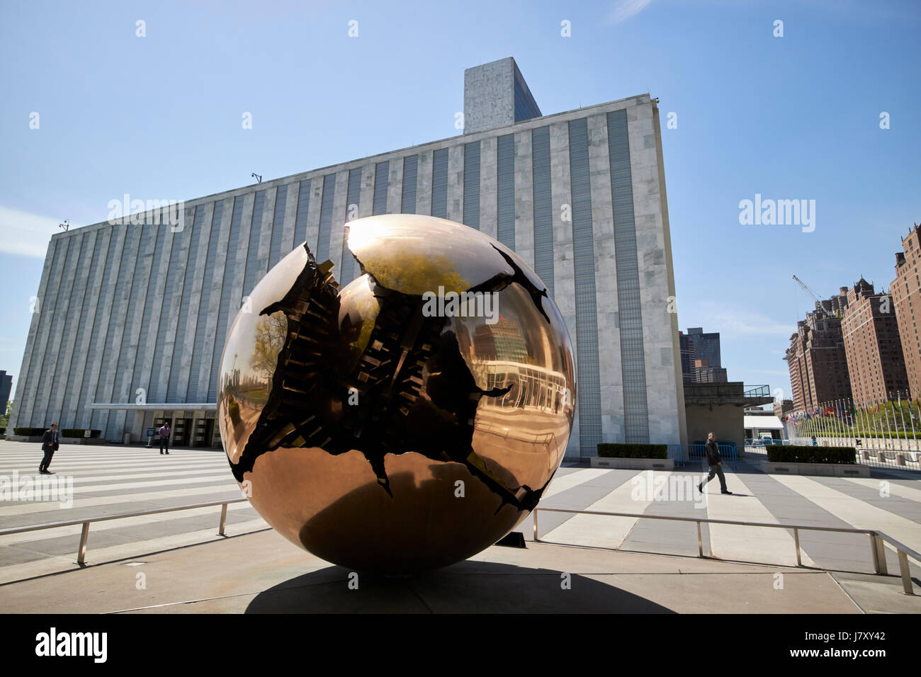 Au sein d'une sphère sphère sculpture à l'extérieur de l'édifice de l'assemblée générale de l'Organisation des Nations Unies siège New York USA Banque D'Images