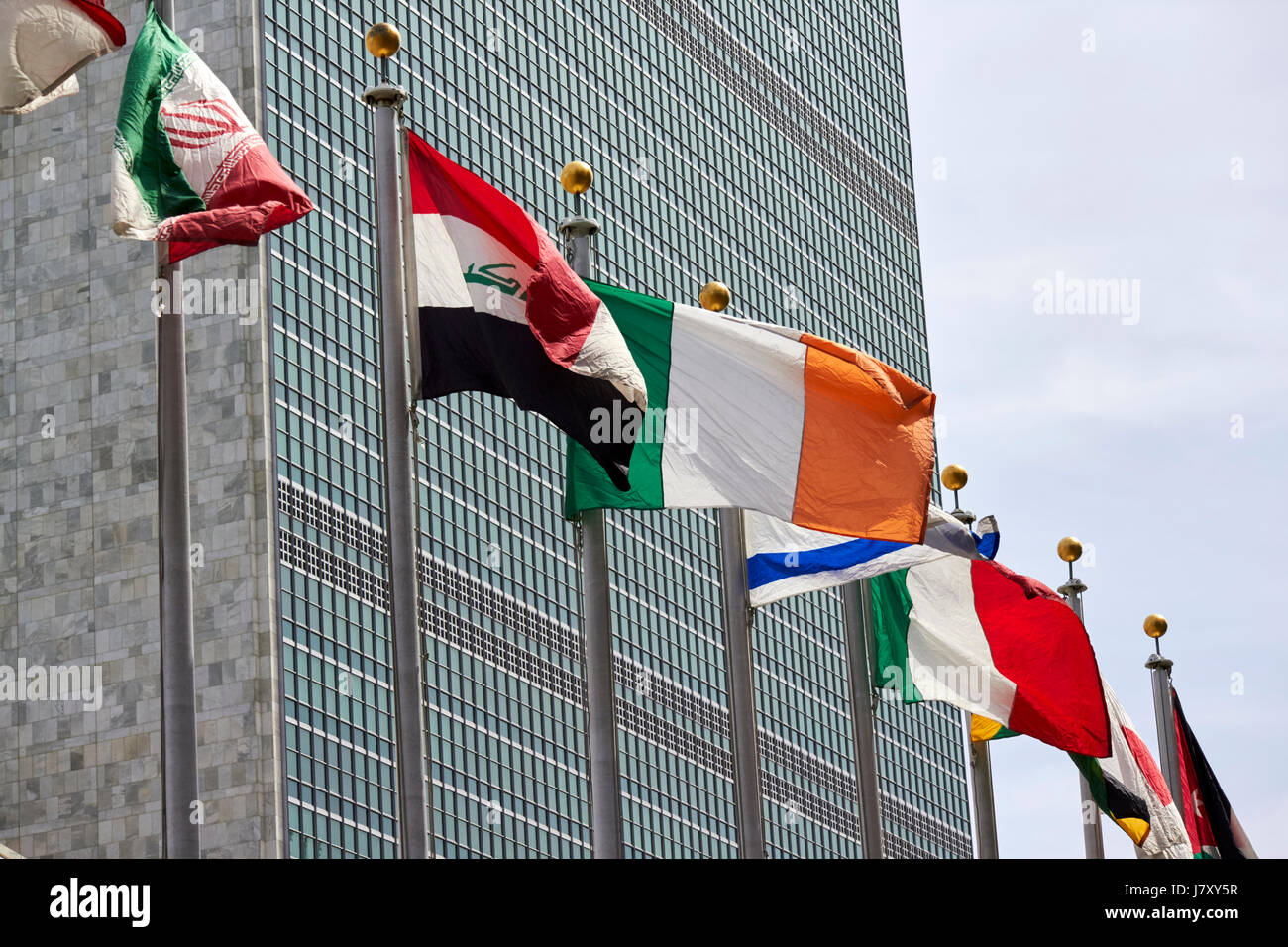 Drapeaux nationaux dont l'Irlande à l'immeuble des Nations Unies New York USA Banque D'Images