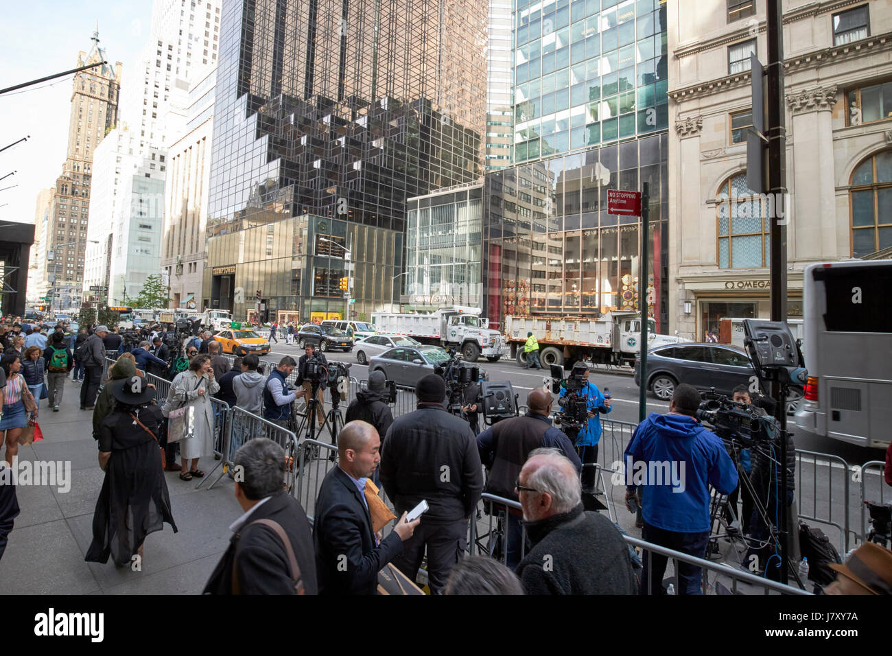 Les équipes de médias étrangers et nationaux à l'extérieur de trump tower Manhattan New York USA Banque D'Images