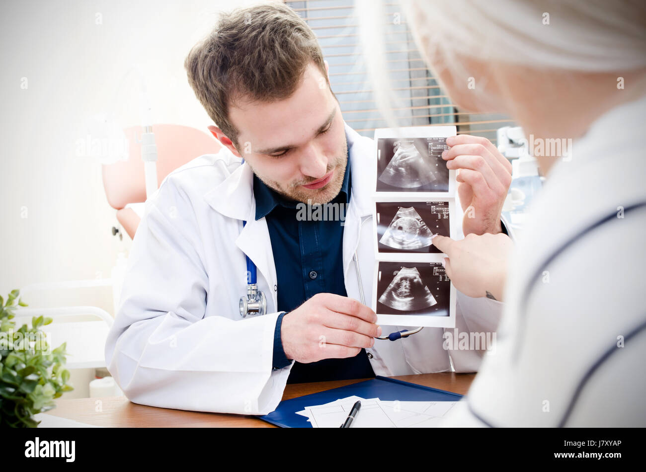 Médecin montrant l'image échographique à bébé femme enceinte. montrant l'échographie de grossesse gynécologue usg concept enceintes patient Banque D'Images