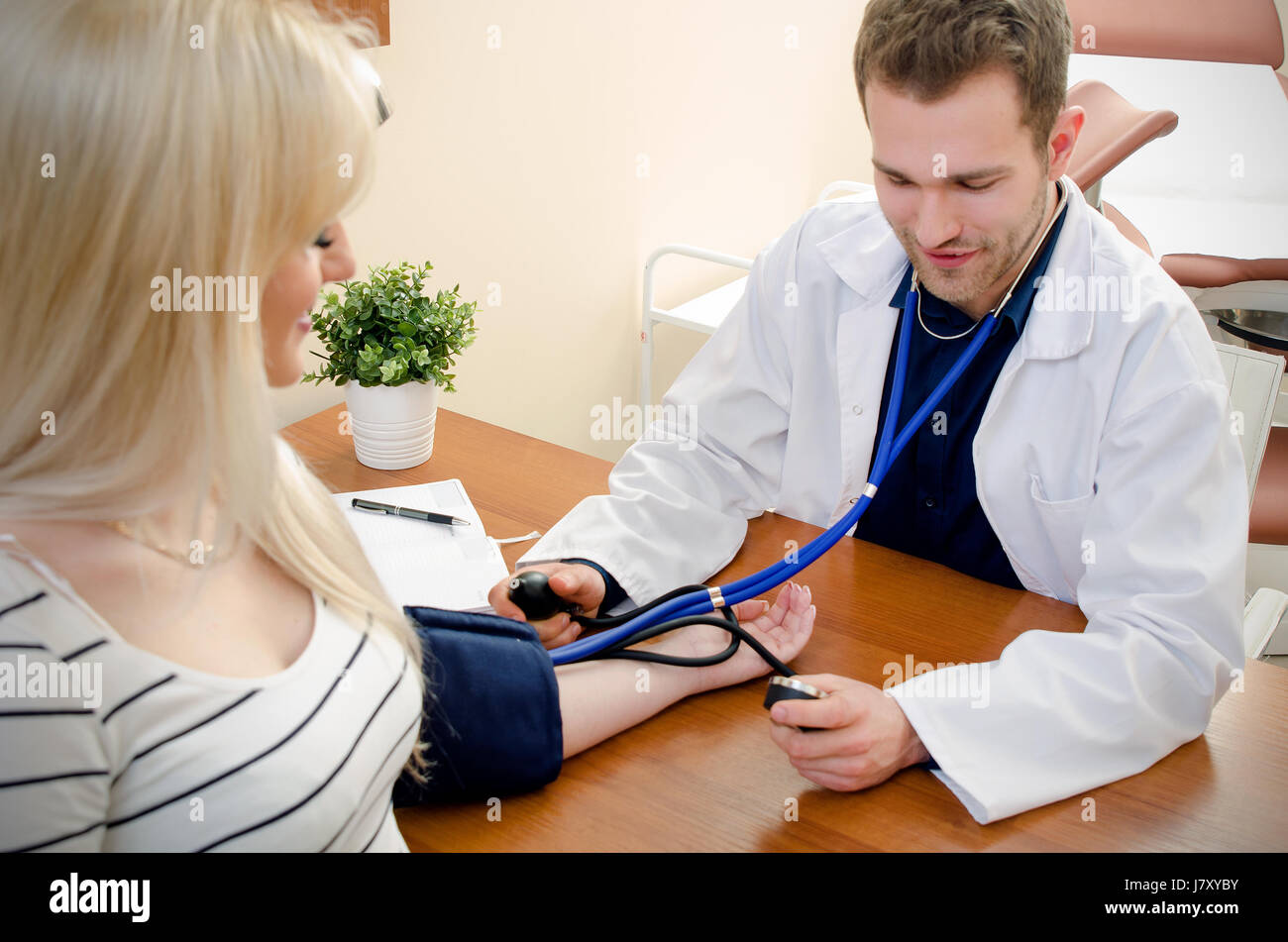 Jeune médecin contrôle de pression sanguine de patiente. sang pression cardiaque médical médecin-patient sphygmomanomètre concept de mesure Banque D'Images