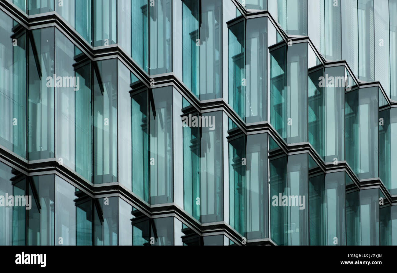 Immeuble de bureaux modernes à la façade de verre Banque D'Images