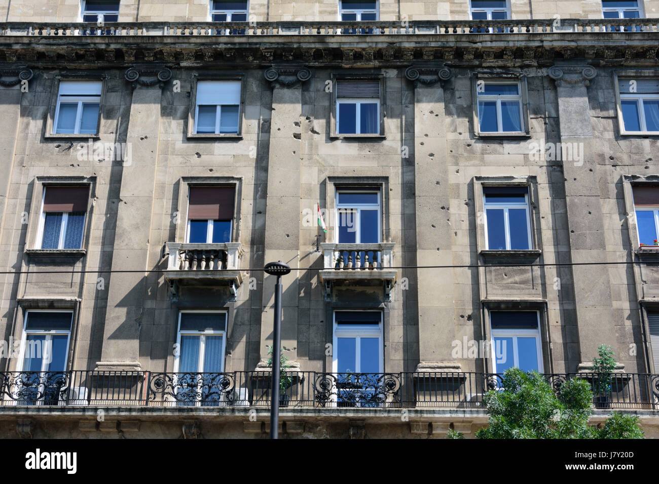 La Hongrie, Budapest. Trous de balle dans un bâtiment à côté du bâtiment du Parlement, vestiges de l'insurrection communiste de 1956 contre Banque D'Images