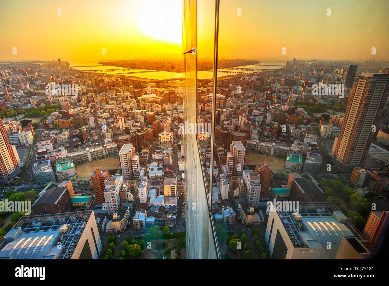 Coucher du soleil sur les toits d'Osaka Banque D'Images