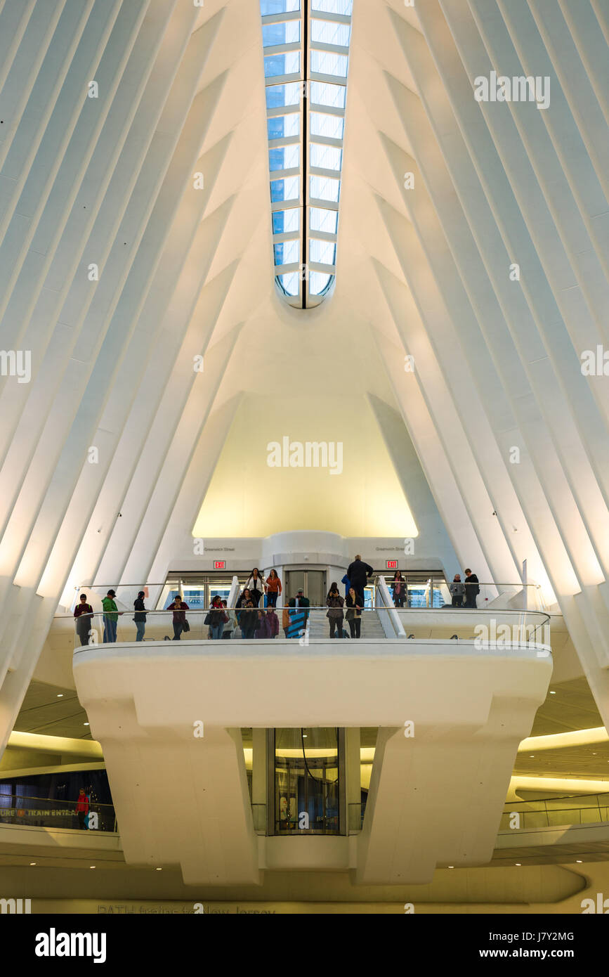 L'Oculus World Trade Center Centre de transports de personnes à l'intérieur stanind à plate-forme panoramique, Manhattan, New York, USA Banque D'Images