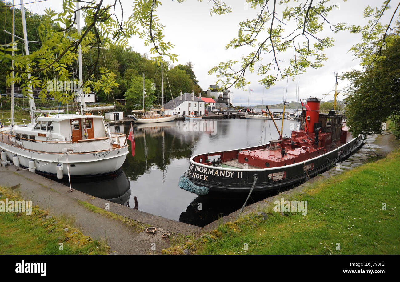 Les bâtiments et les embarcations À LA MER PRÈS DE L'ÉCLUSE DU CANAL CRINAN ARGYLL SCOTLAND UK LOCHGILPHEAD Banque D'Images