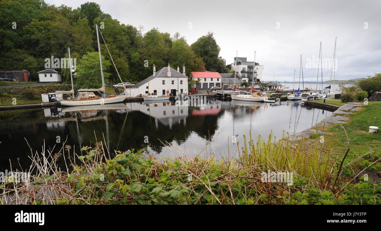 Les bâtiments et les embarcations À LA MER PRÈS DE L'ÉCLUSE DU CANAL CRINAN ARGYLL SCOTLAND UK LOCHGILPHEAD Banque D'Images