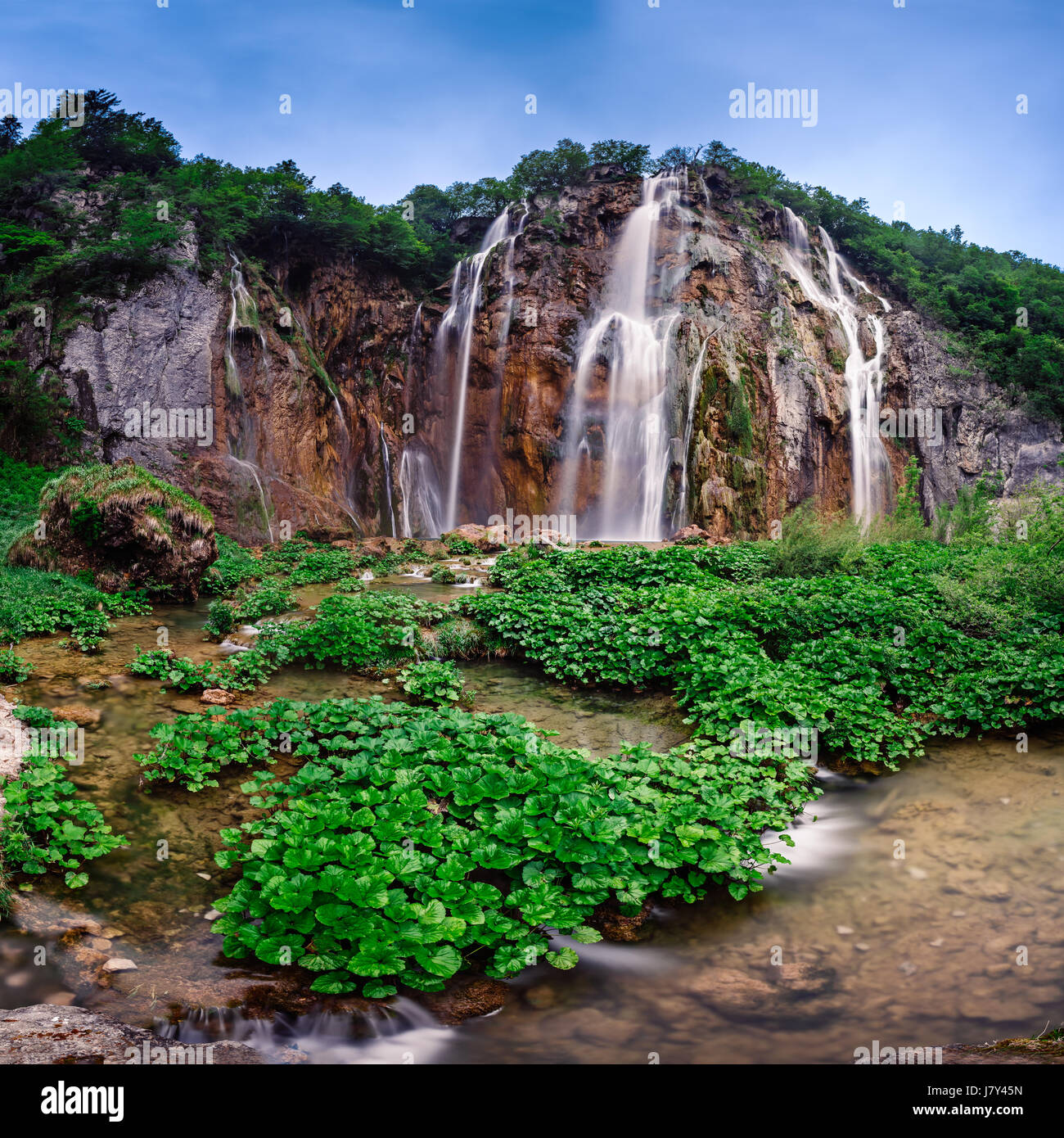 Le parc national des Lacs de Plitvice cascades dans la matinée, Croatie Banque D'Images