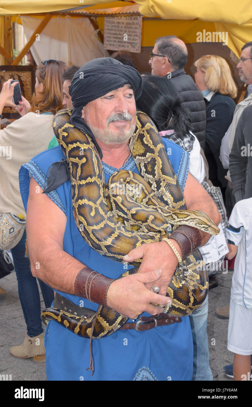 Charmeur de serpent. Portrait de Juan Garcia Aznar avec son serpent dont le nom est Evora. Fête médiévale dans la ville d'Alcala de Henares Banque D'Images