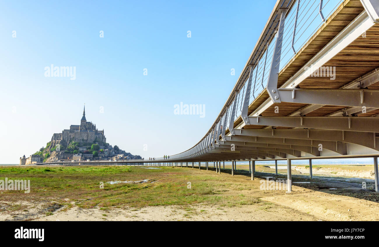 Passerelle pont du Mont Saint Michel Mont Saint Michel personnes marchant vers le Mont St Michel de ronde causeway Banque D'Images