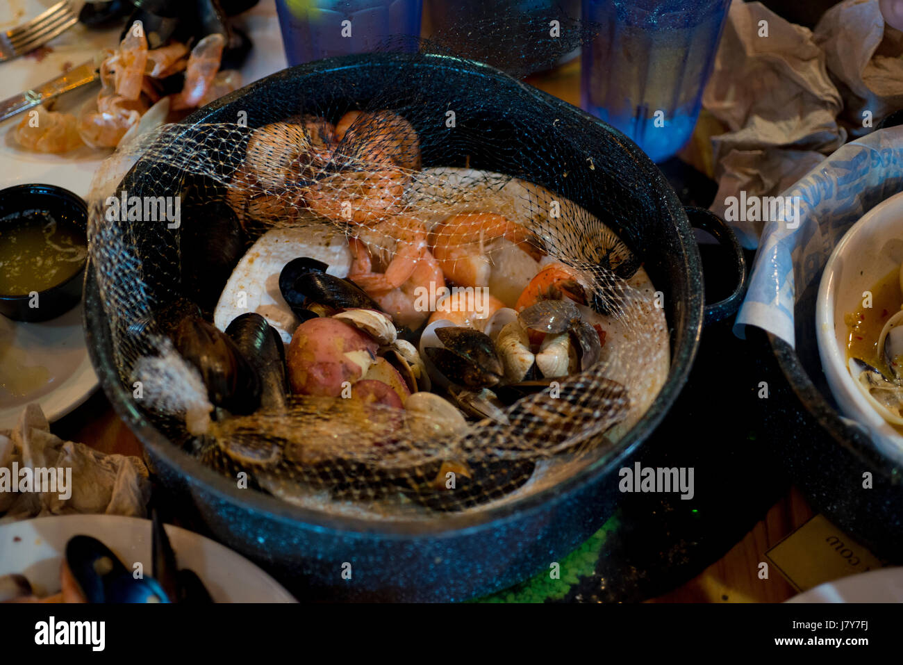 Les palourdes, les crevettes, moules, cuites à la casserole Banque D'Images