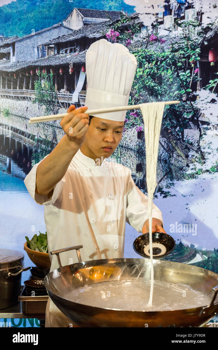 Wenzhou, Zhejiang, Chine. Le chef de l'hôtel démontrant la cuisson des nouilles. Banque D'Images