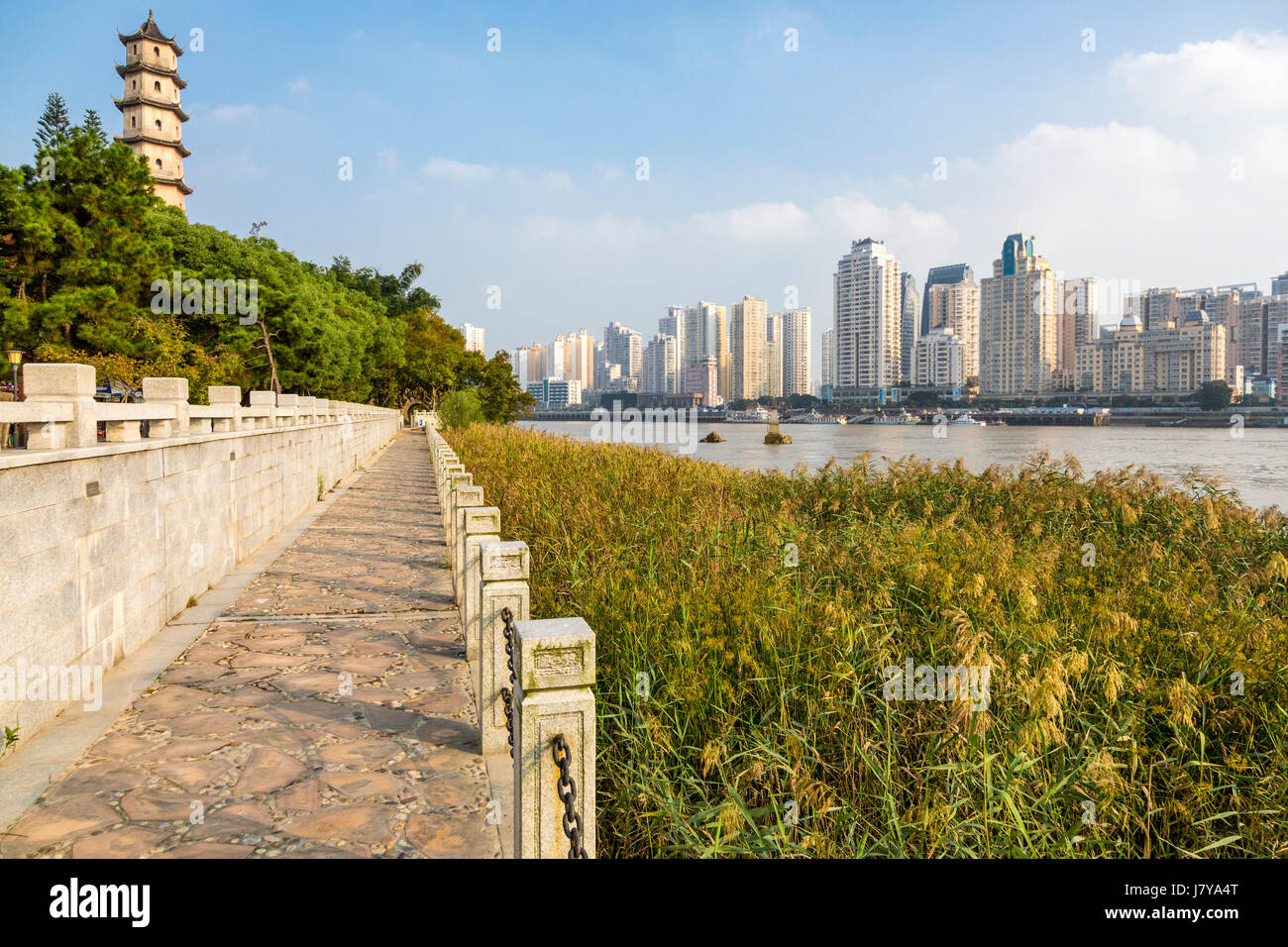 Wenzhou, Zhejiang, Chine. Avis de Wenzhou dans la rivière Oujiang de Jiangxin Island. Banque D'Images