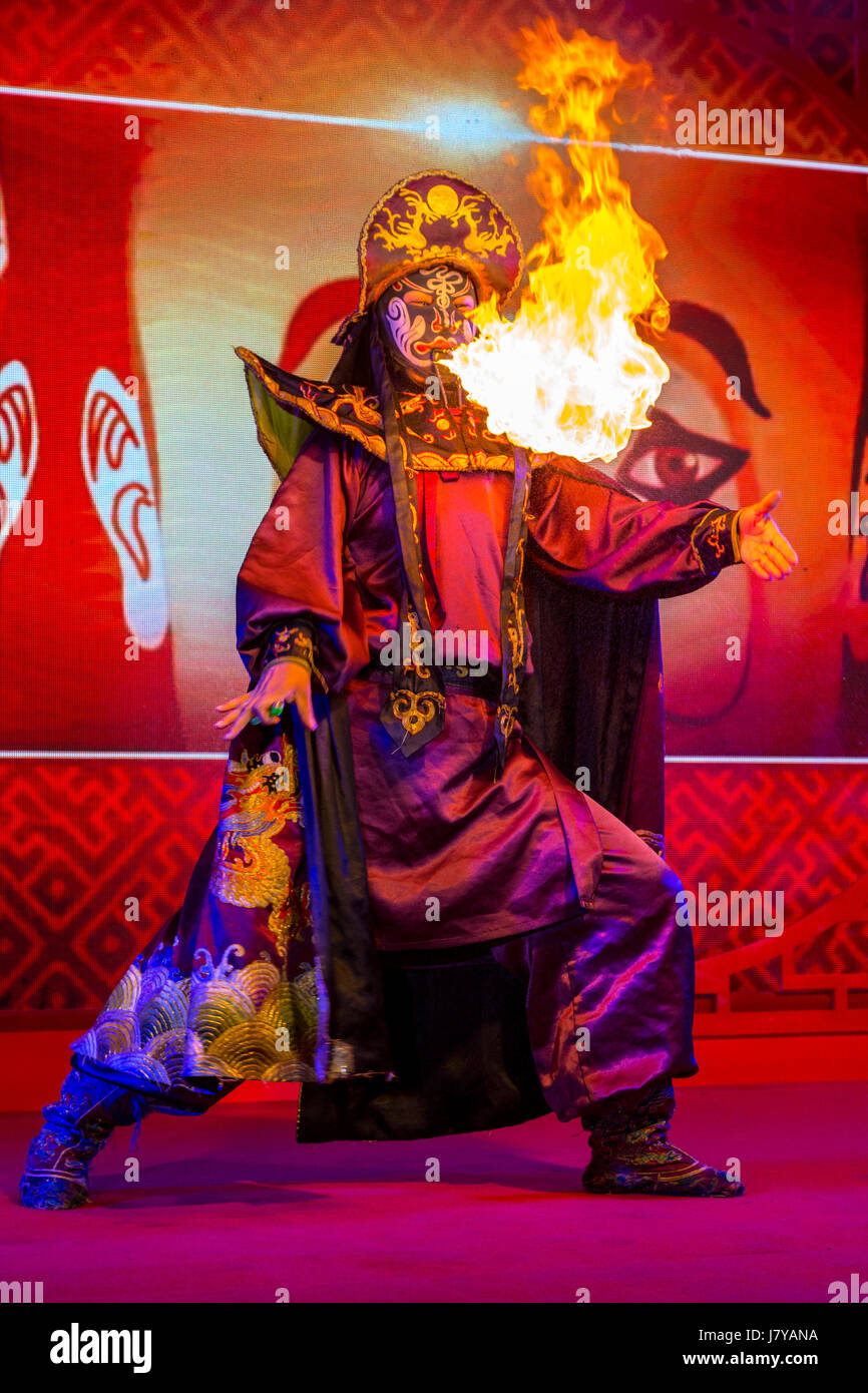 Wenzhou, Zhejiang, Chine. Artiste de l'opéra chinois et le visage changeant de démonstration. Fire met la colère du personnage. Banque D'Images