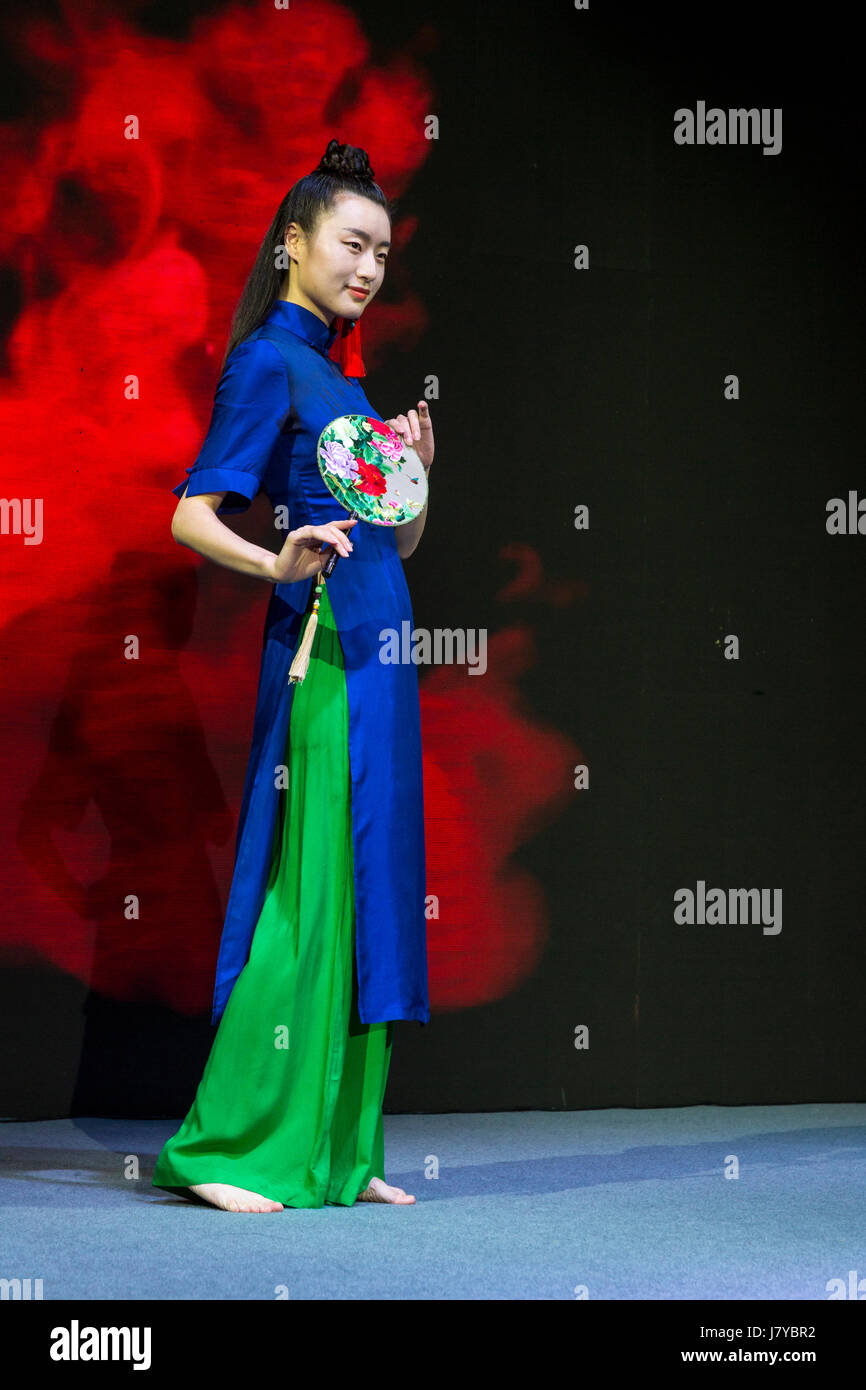 Wenzhou, Zhejiang, Chine. Fashion Show chinois modèle. Pour un usage éditorial uniquement. Banque D'Images