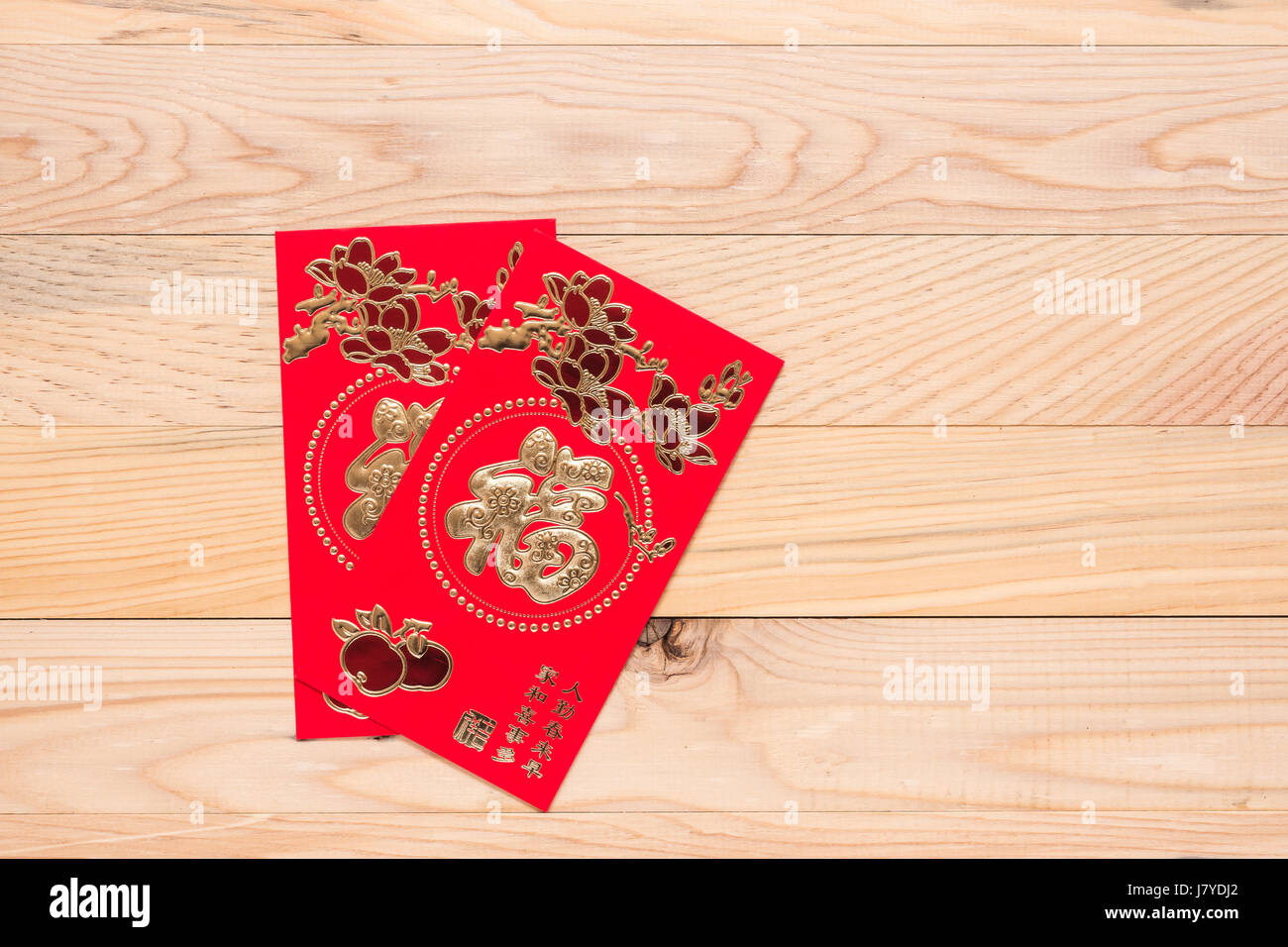 Vue de dessus dans l'utilisation de l'enveloppe rouge chinois le festival  du Nouvel an chinois sur fond de bois. Traduction en anglais qui signifie  la chance et richement Photo Stock - Alamy
