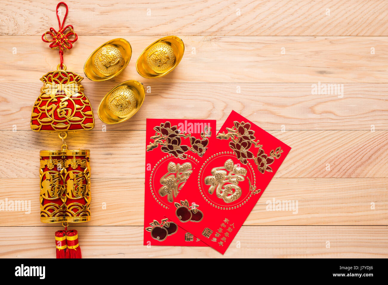 Vue supérieure, or et rouge décoration du nouvel an chinois sur fond de  bois. Traduction en anglais qui signifie la chance et richement Photo Stock  - Alamy