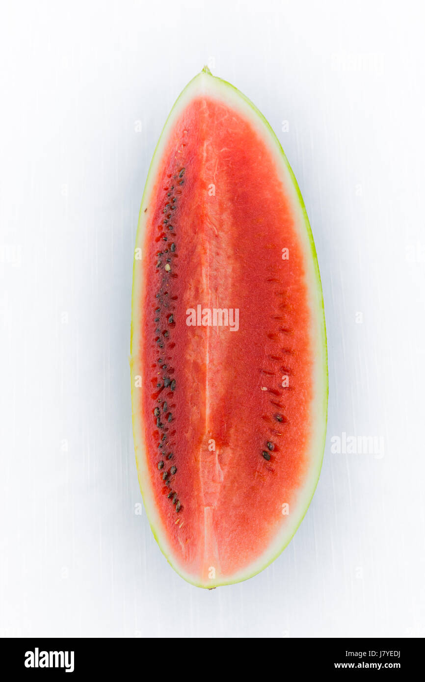 Watermelon coupées en deux ou en segments.demi-lune. Fruit d'été méditerranéen ou sicilienne. Sur fond blanc Coupe. ressource graphique. Banque D'Images