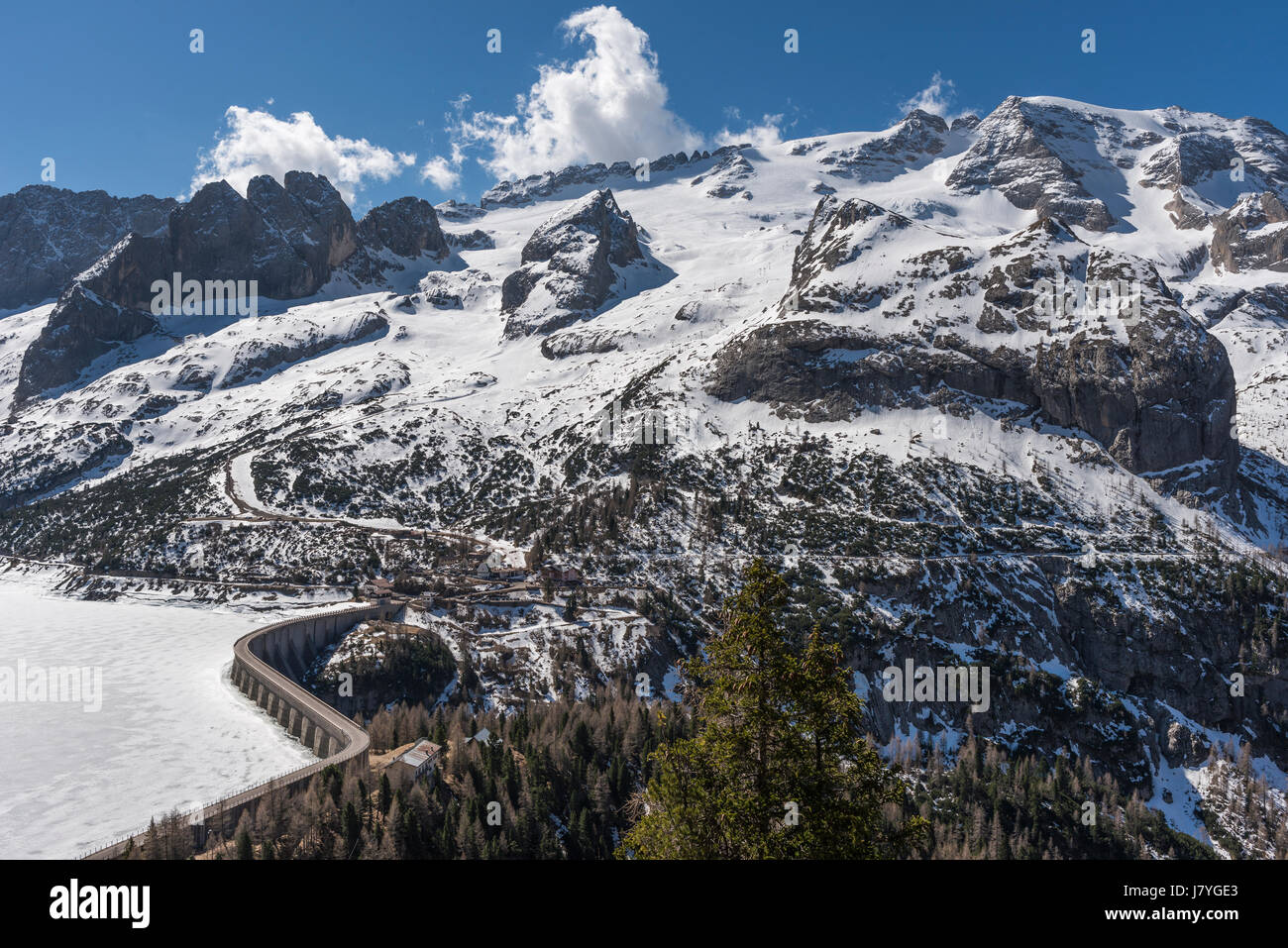 Gamme de montagne Marmolada, plus haut massif des Dolomites, sur la droite, au-dessous du sommet de Punta Penia Réservoir à col Fedaia Passo Banque D'Images
