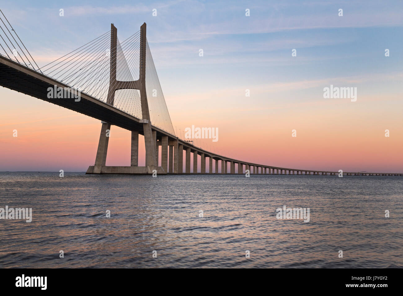 Pont Vasco da Gama sur le Tage, coucher de soleil, Lisbonne, Portugal Banque D'Images