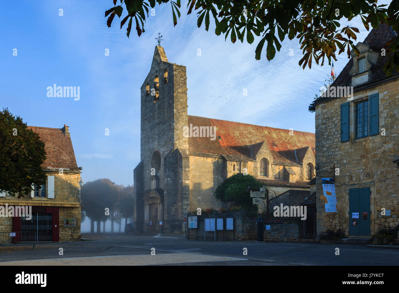 France, Dordogne, Domme, étiqueté les plus Beaux villages de France (les plus beaux villages de France), place Hall, église notre Dame de l’Assomption Banque D'Images