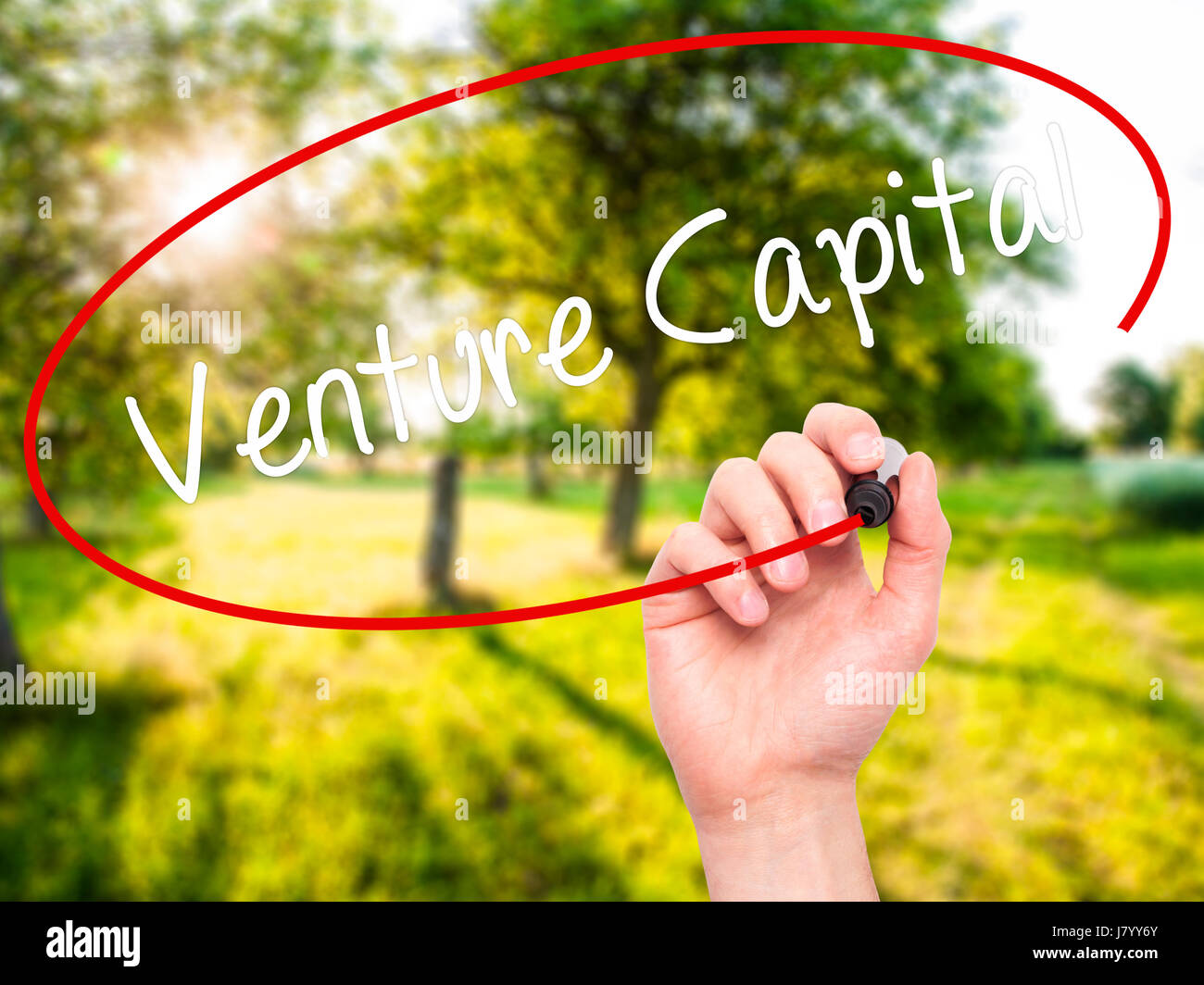 L'homme part du capital de l'écriture avec marqueur noir sur l'écran visuel. Isolé sur la nature. Le commerce, la technologie, internet concept. Stock Photo Banque D'Images