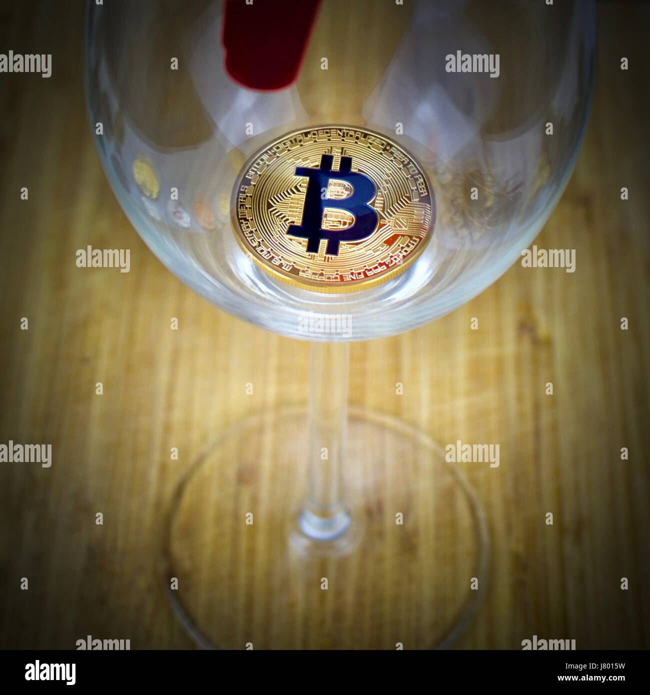 Cryptocurrency or physique en bitcoin en verre. Robinet Photo Stock - Alamy