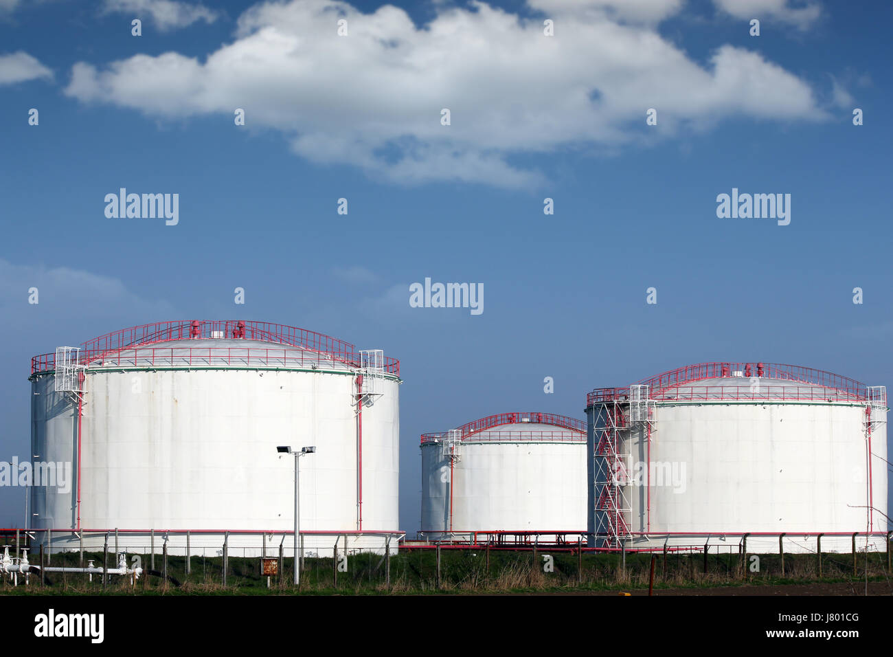 L'industrie du pétrole des réservoirs de la raffinerie sur terrain Banque D'Images