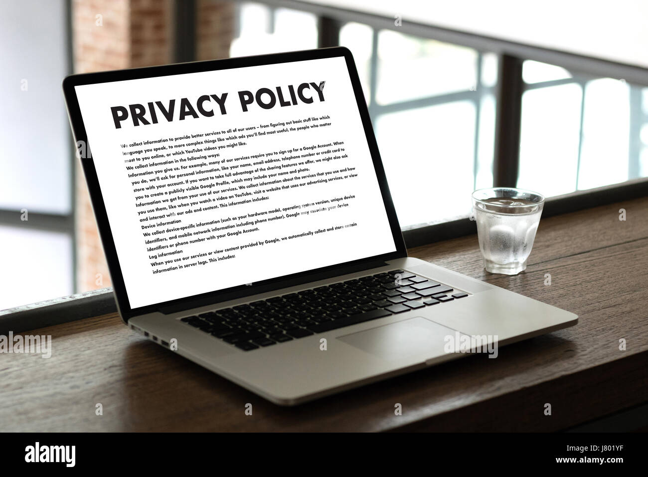 Politique de confidentialité La protection de sécurité privée,Businessman avec geste et de protection de la vie privée texte Banque D'Images