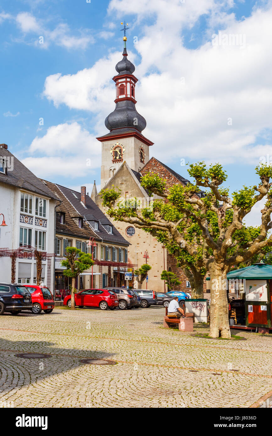 Marktstraße avec Sankt Jakobus Church, Rüdesheim am Rhein, Hesse, Allemagne. 22 mai 2017. Banque D'Images