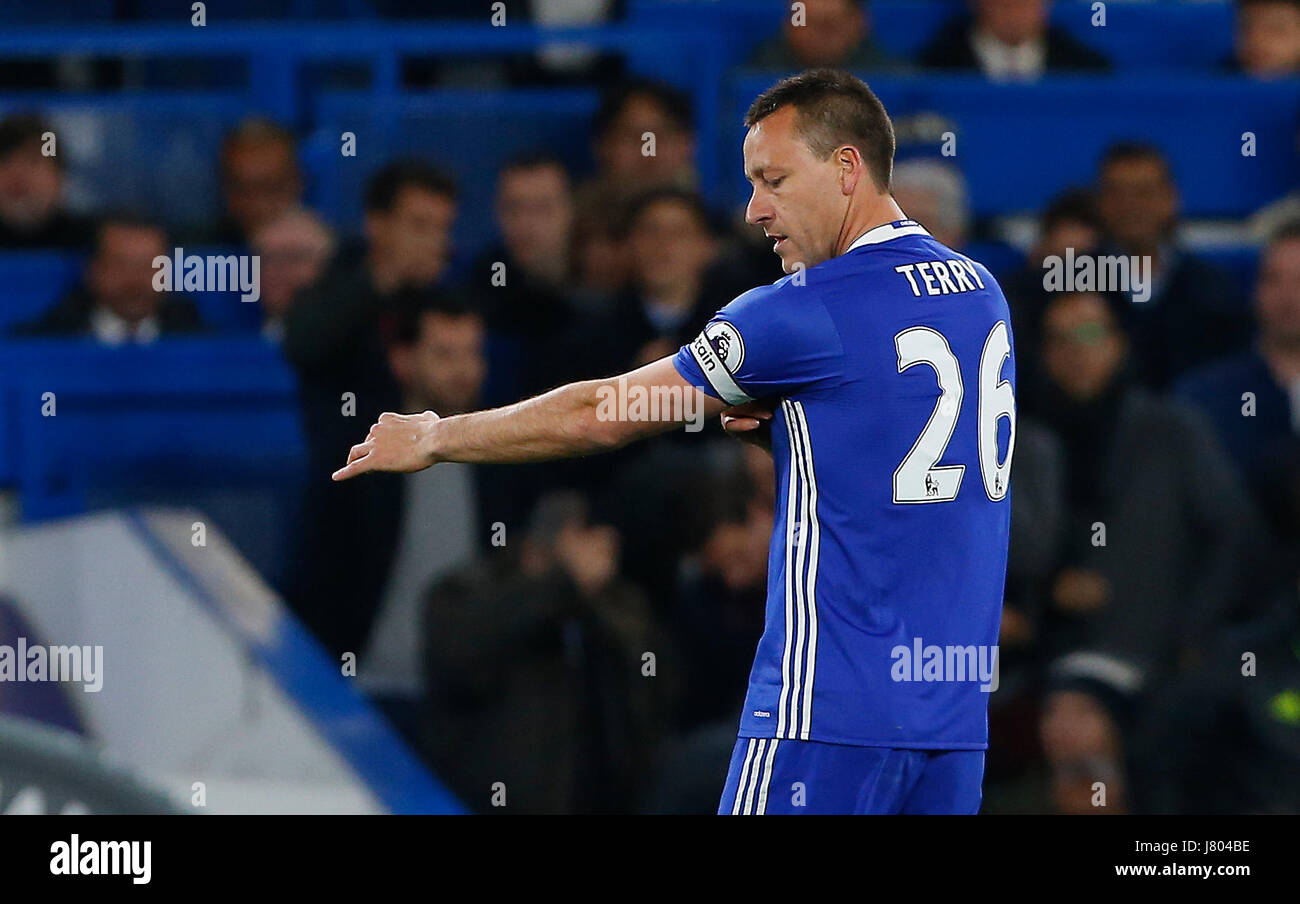 John Terry de Chelsea remplace David Luiz au cours de la Premier League match entre Chelsea et Middlesborough à Stamford Bridge à Londres. 07 mai 2017 EDITORIAL UTILISEZ UNIQUEMENT Pas de merchandising. Pour des images de football Premier League FA et restrictions s'appliquent inc. aucun internet/mobile l'usage sans licence FAPL - pour plus de détails Football Dataco contact Banque D'Images