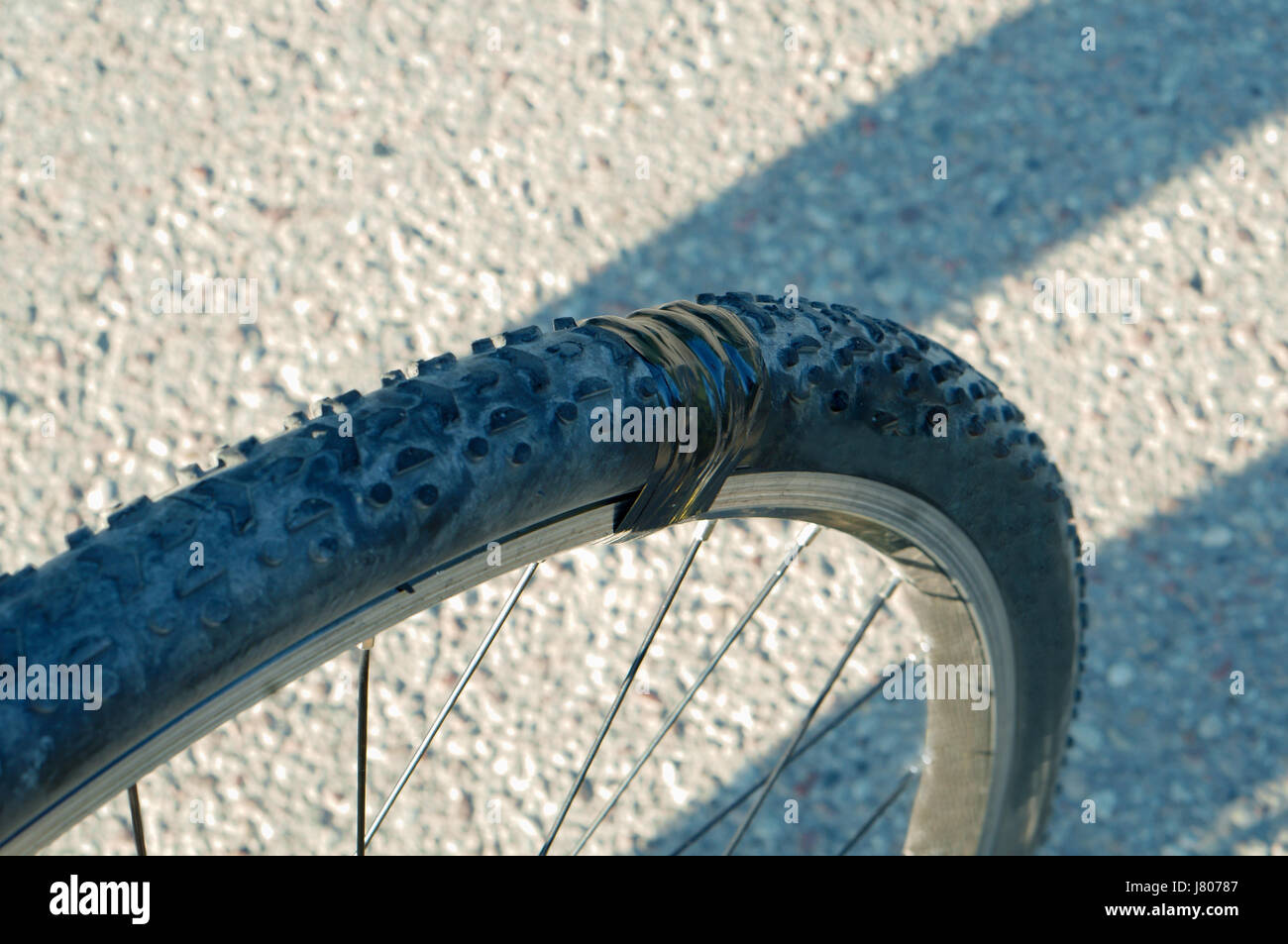 Roue de bicyclette d'être situé sur la crevaison de mon vélo Banque D'Images