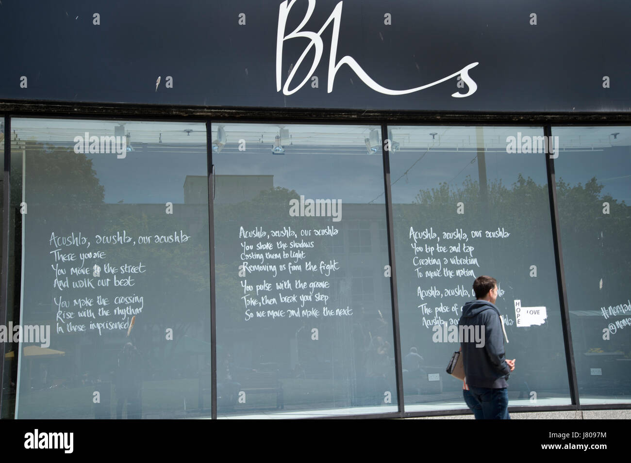 Plymouth, Devon. BHS fermé boutique avec un poème écrit sur les fenêtres. Banque D'Images